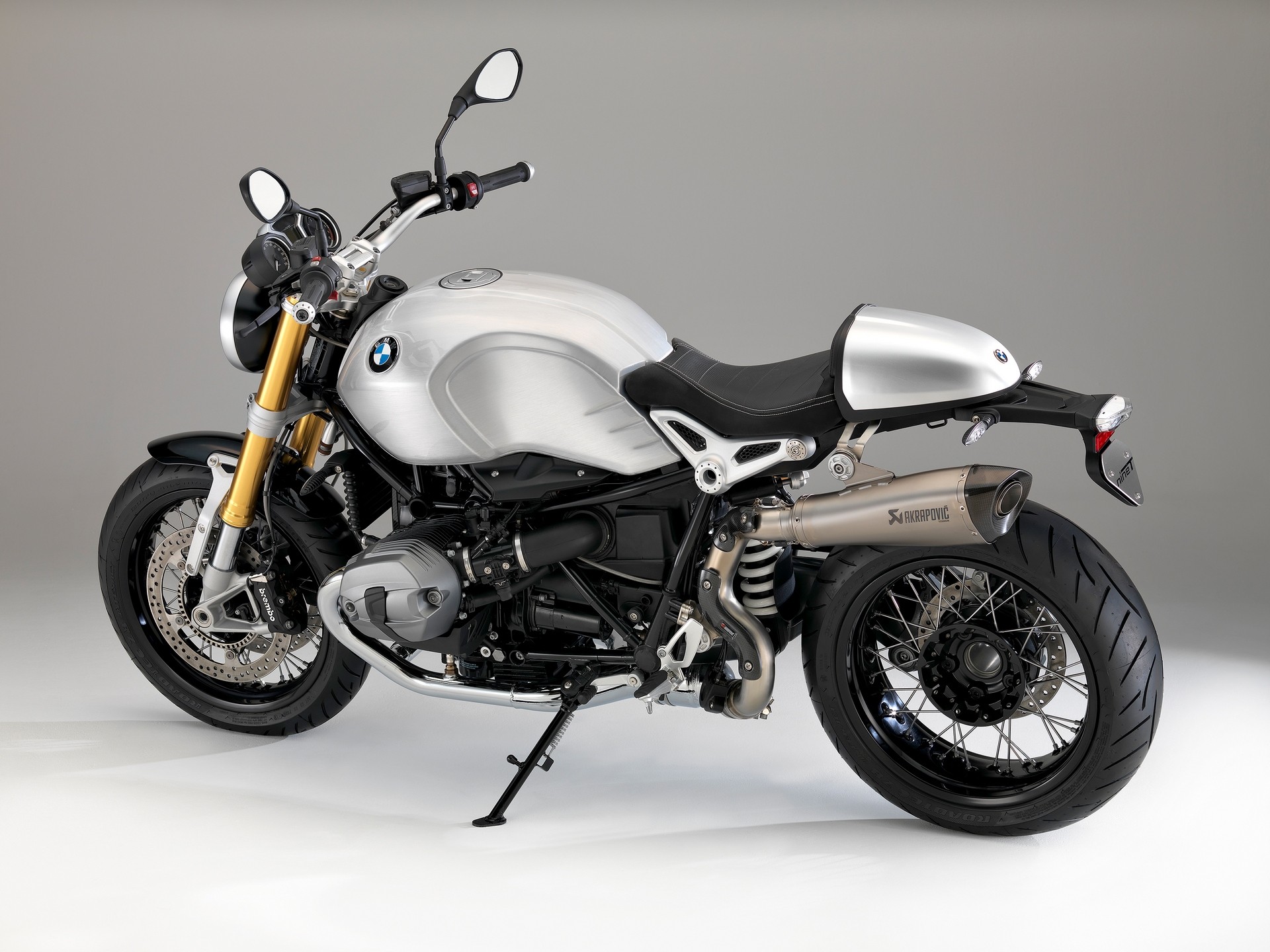 bmw-introduces-hand-brushed-aluminium-tanks-for-the-r-ninet-photo-gallery_7.jpg