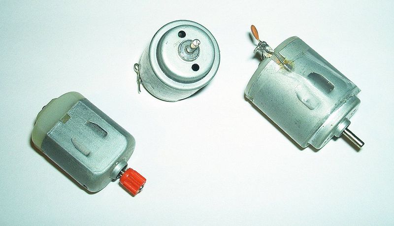 177800px-three_small_electric_motors+%25281%2529.jpg