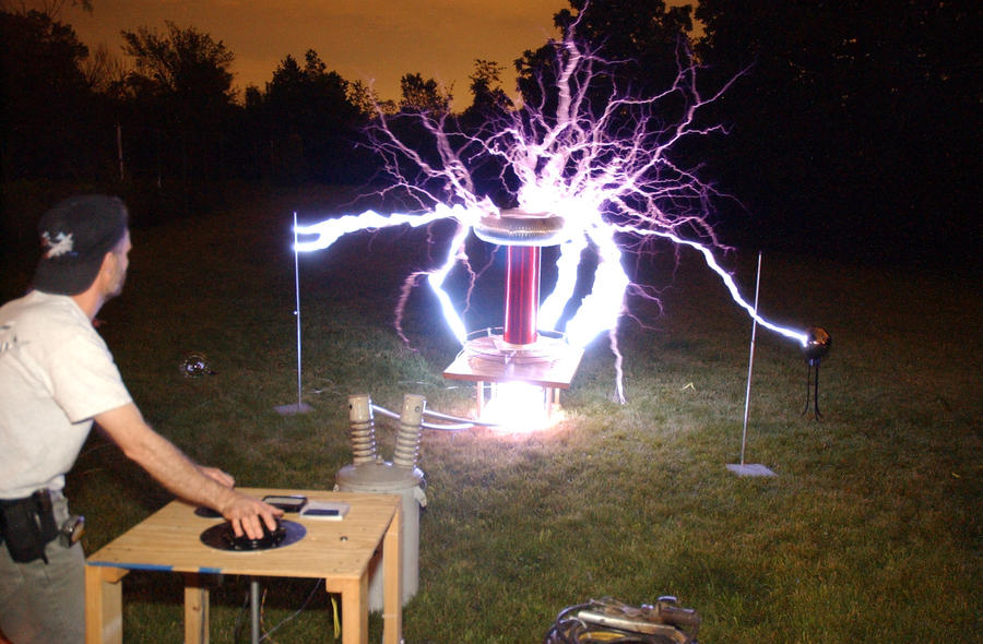 Tesla_Coil_1_by_mmad_sscientist.jpg