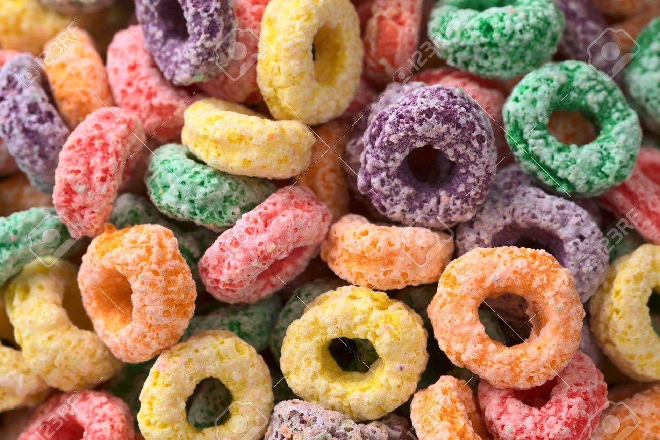9996967-Bucles-de-cereales-colorido-con-sabor-de-frutas-diferentes-enfoque-selectivo-centrarse-en-diferentes-Foto-de-archivo.jpg