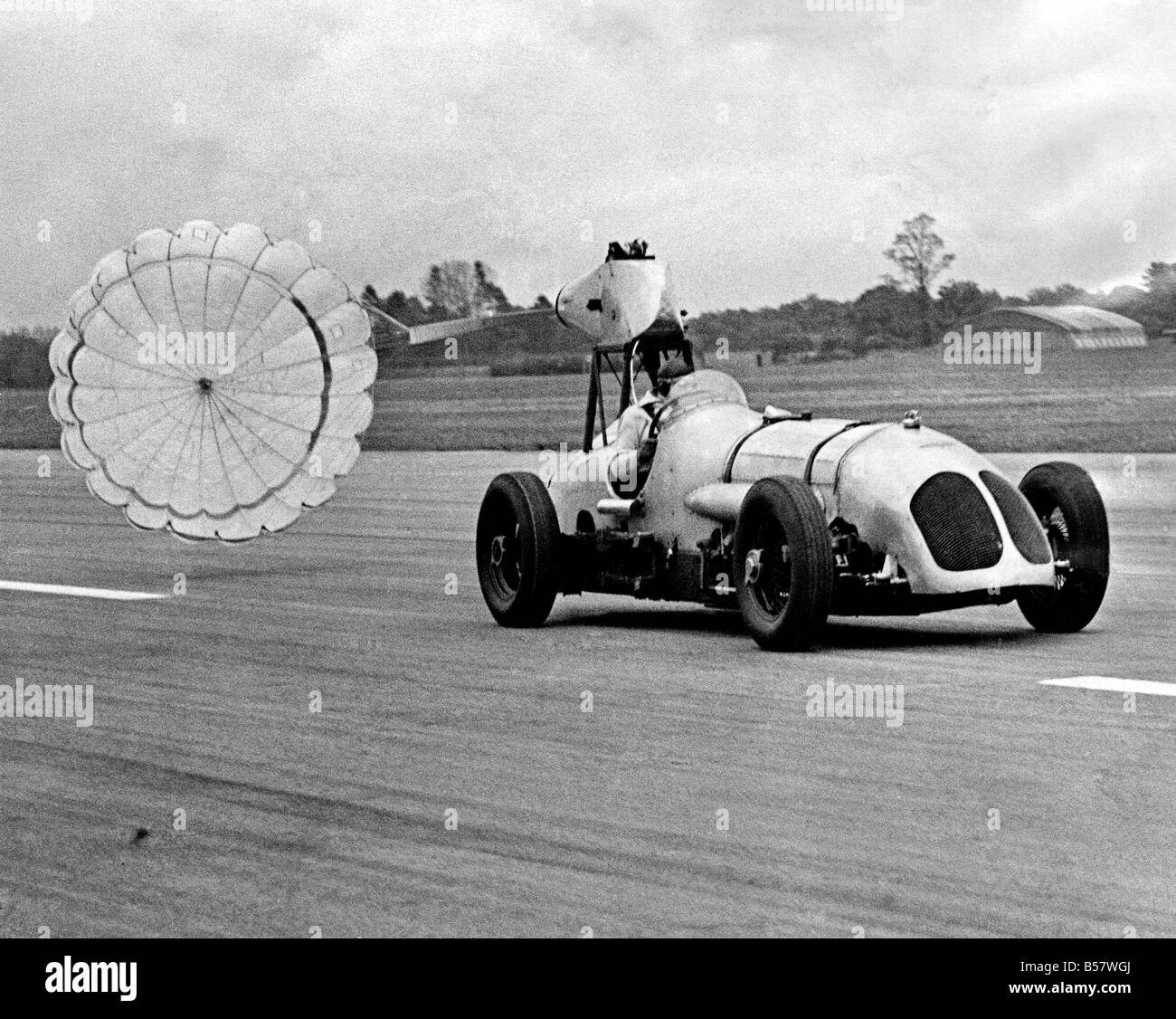 una-demostracion-de-los-aviones-paracaidas-freno-retractil-gq-tuvo-lugar-hoy-en-el-aerodromo-de-dunsfold-y-el-vehiculo-de-prueba-utilizado-fue-un-coche-de-carreras-que-establecio-su-primer-record-de-vuelta-en-brooklands-en-1933-en-mayo-de-1954-p004672-b57wgj.jpg