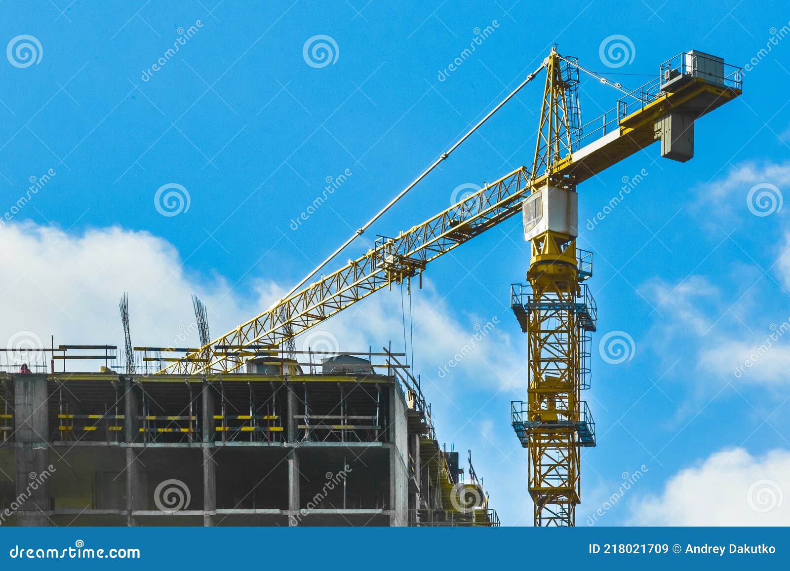 gr%C3%BAa-industrial-torre-en-obra-desarrollo-edilicio-y-de-arquitectura-urbana-218021709.jpg