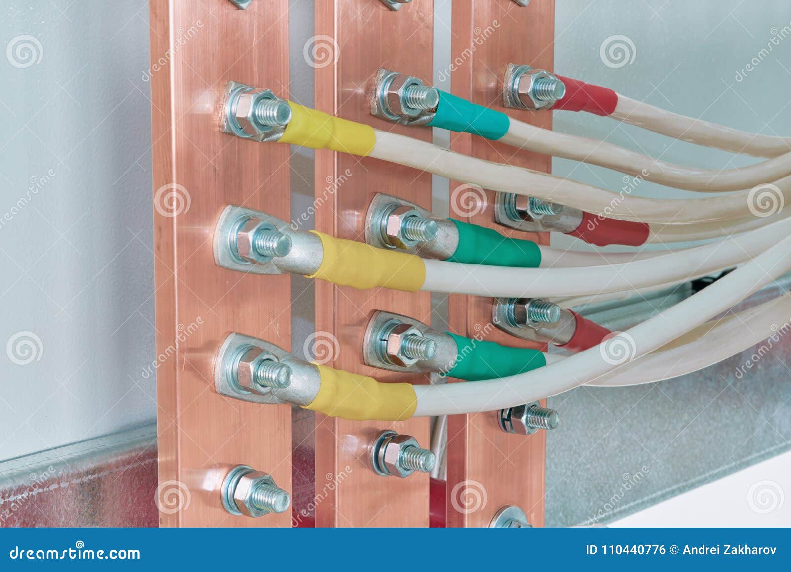 las-barras-de-distribuci%C3%B3n-el%C3%A9ctricas-conectaron-con-%C3%A9l-por-los-alambres-o-cables-110440776.jpg