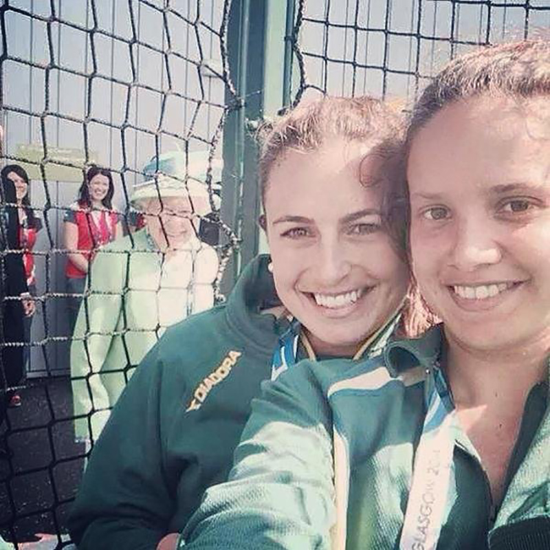 Queen-Elizabeth-deciding-to-join-in-on-Australian-field-hockey-player-Jayde-Taylors-selfie.jpg